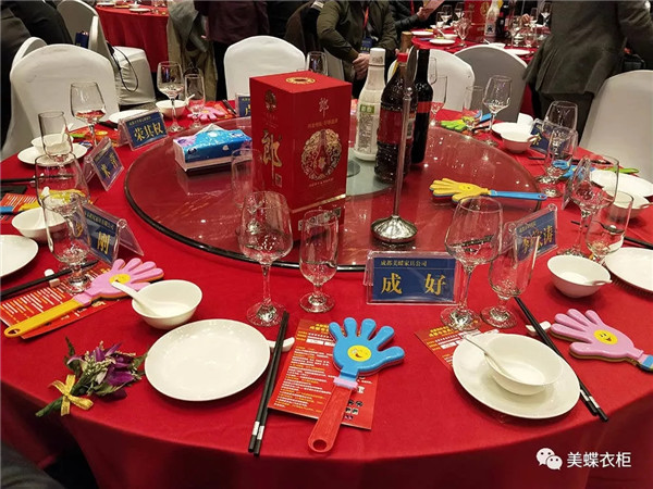 美蝶衣柜：荣获“中国最具影响力定制家具品牌”奖