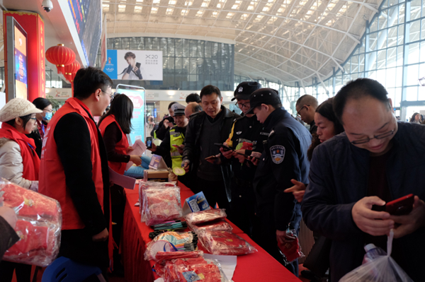 欧神诺圣诞老人闪亮武汉高铁站：让冬日旅途温暖你我