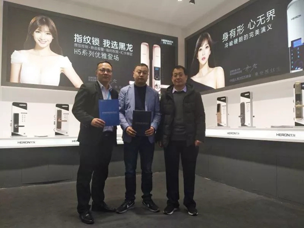建博会现场签约20余家经销商，柳岩联合黑龙携多款“黑科技”智能锁参展成最大赢家
