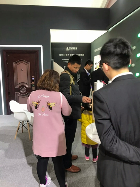 火爆——1天签定100多家特约旗舰服务商
