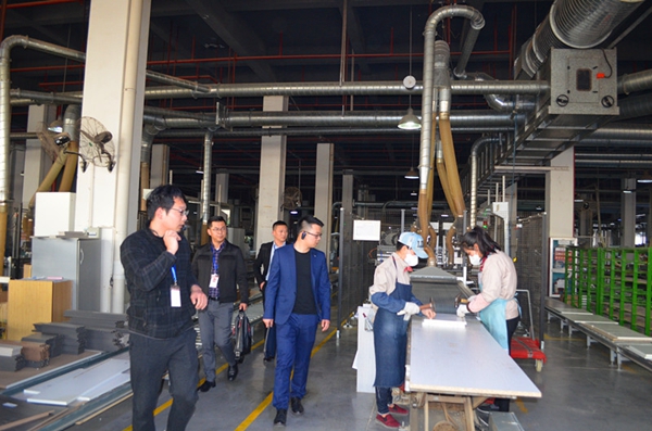 恒大国际建材博览中心总经理陈剑良一行莅临丽博家居参观指导