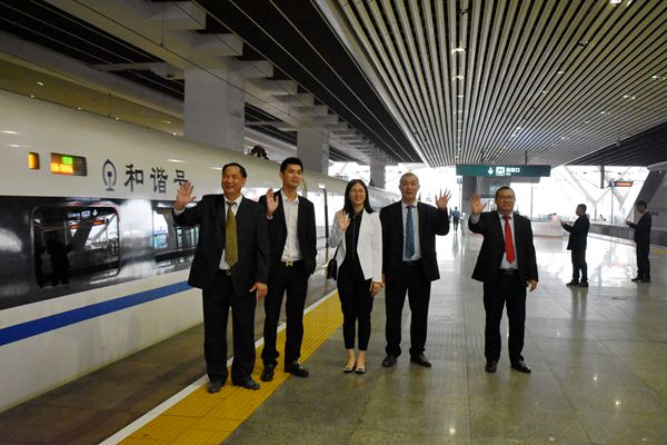 帝奥斯门窗高铁专列号首发暨CCTV-1战略签约仪式盛大召开 帝奥斯门窗高铁专列号首发暨CCTV-1战略签约仪式盛大召开