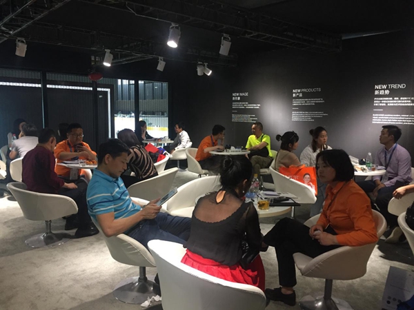 伊恋全屋定制再展王者风范，新品燃爆2018广州定制家居展