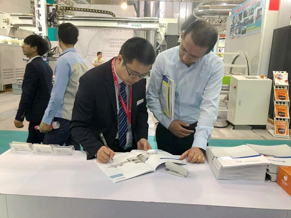 迪峰机械:第四代高效喷漆机震撼亮相第41届中国广州国际家具博览会 迪峰机械:第四代高效喷漆机震撼亮相第41届中国广州国际家具博览会