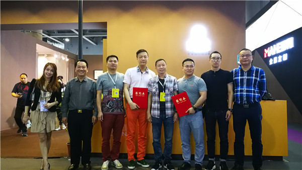 广东省门业协会木门整木定制专委会与百隆五金达成战略合作 广东省门业协会木门整木定制专委会与百隆五金达成战略合作