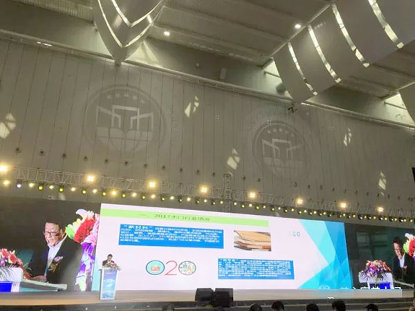 家美公司再获全国双承诺活动单位30强，2018年木门窗国家品牌培育计划单位，总经理阎和先生获得“中国木门行业年度人物大奖”