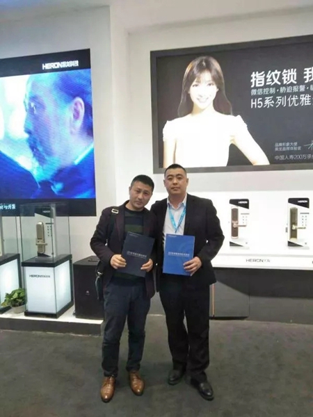 建博会现场签约20余家经销商，柳岩联合黑龙携多款“黑科技”智能锁参展成最大赢家