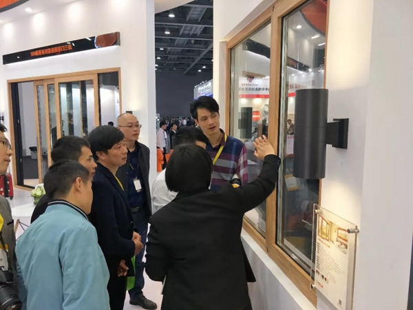 展会直击｜伟业铝材“盛装”出席第24届铝门窗新品博览会，铝应用产品好评如潮
