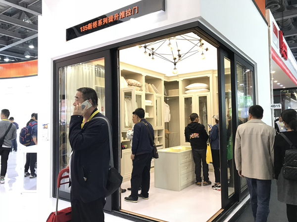伟业总经理李伟萍:“发力”2018年,开启中国铝材4.0时代 伟业总经理李伟萍:“发力”2018年,开启中国铝材4.0时代
