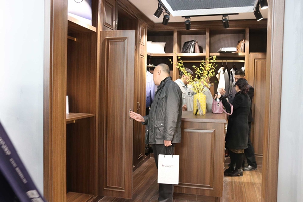 引领生态品质升级霍尔茨木门首发居室配套阻燃门 引领生态品质升级霍尔茨木门首发居室配套阻燃门