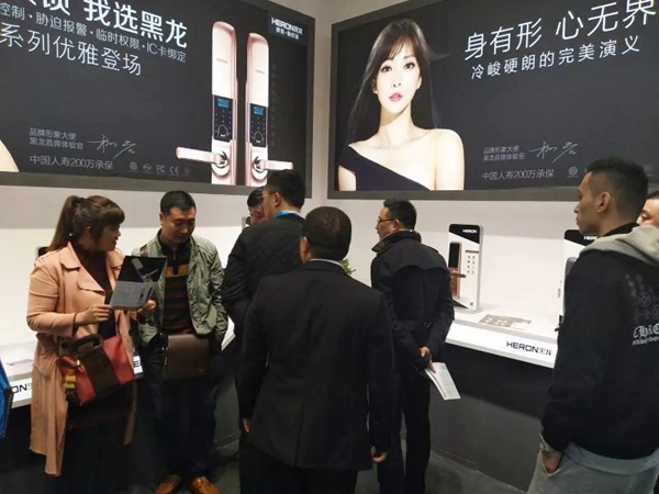 建博会现场签约20余家经销商，柳岩联合黑龙携多款“黑科技”智能锁参展成最大赢家