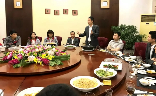 亮阁门窗｜家庭文化系列报道之——传承孝道文化！