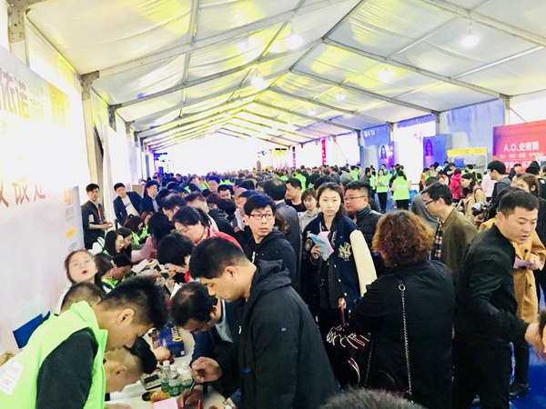 龙鼎天著:乐居汇“全民追星 大牌惠战”活动火爆开启 歌星金美儿强势助阵 龙鼎天著:乐居汇“全民追星 大牌惠战”活动火爆开启 歌星金美儿强势助阵