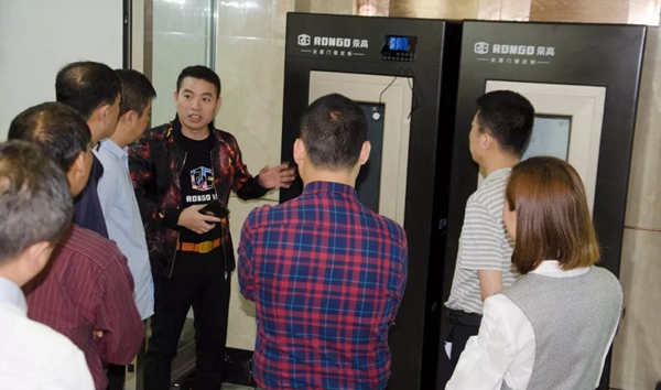 【快讯】佛山三水区政府领导与黑龙江省考察团莅临荣高智能门窗参观考察！