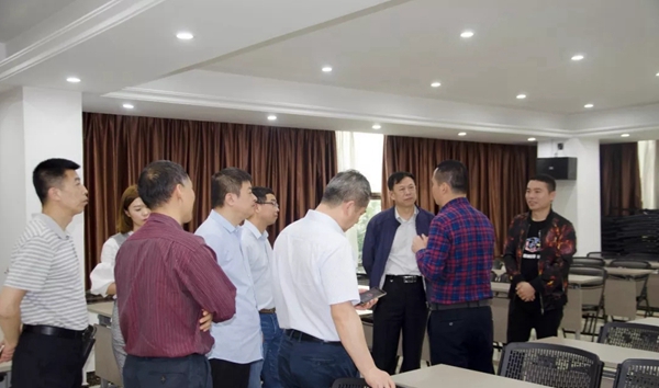 【快讯】佛山三水区政府领导与黑龙江省考察团莅临荣高智能门窗参观考察！