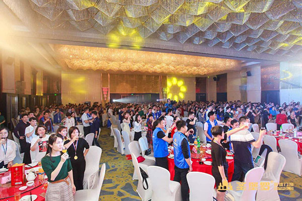 砥砺前行,赢战2018,圣堡罗携手经销商登财富高地 砥砺前行,赢战2018,圣堡罗携手经销商登财富高地