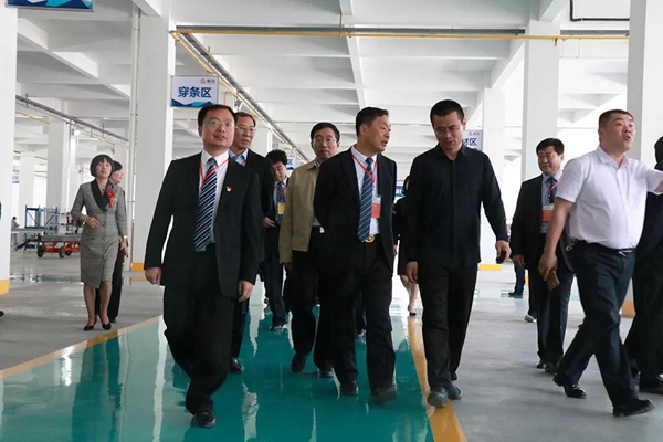 美尚门窗：临朐县委刘书记和华建铝业集团吴总参观美尚门窗