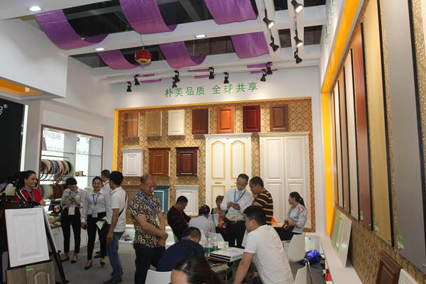 利欣雅携新品牌朴美亮相广州定制家居