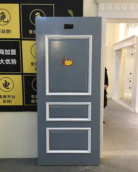 【2018中国门业展现场专访】 天居木门副总经理 况万：今年主推两大系列套装门——智能环境检测和智能人体感应