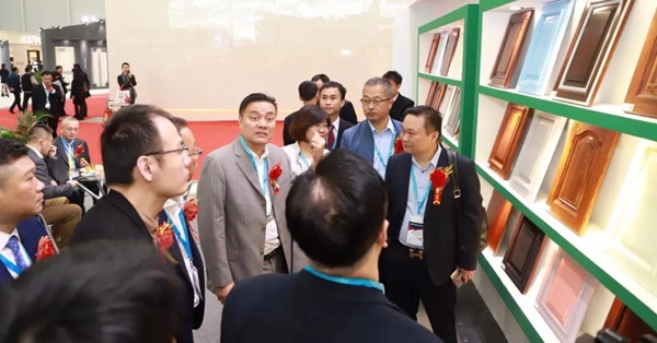 汇龙“油改水”闪耀中国木门30强发布会暨第九届门博会 汇龙“油改水”闪耀中国木门30强发布会暨第九届门博会