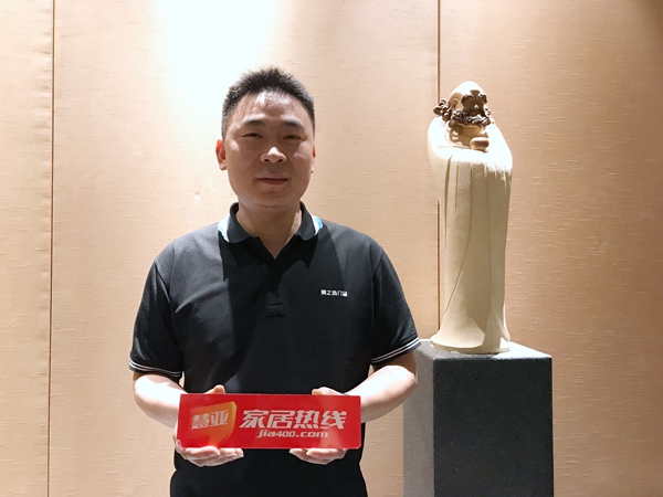 美之选门窗明星经销商何总：砥砺前行，实现千万目标！