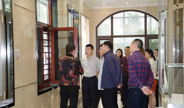 【快讯】佛山三水区政府领导与黑龙江省考察团莅临荣高智能门窗参观考察！