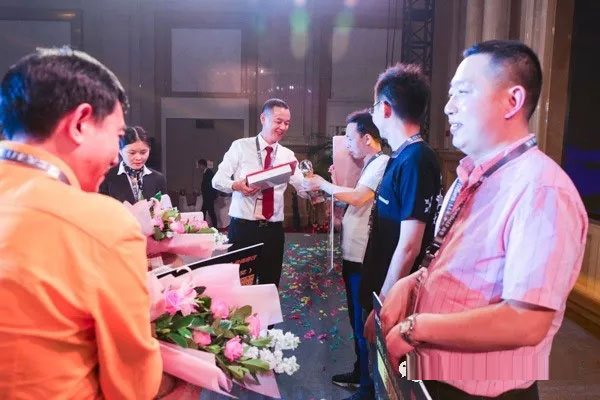 艺龙木门 | “领势赋能，砥砺前行”2018年度核心经销商峰会圆满落幕