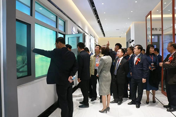 美尚门窗：临朐县委刘书记和华建铝业集团吴总参观美尚门窗
