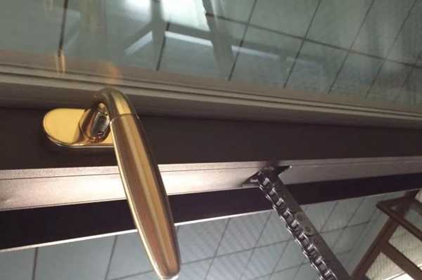 你见过带手动的电动天窗吗? 你见过带手动的电动天窗吗?