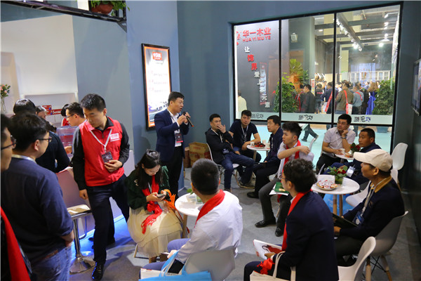 CCTV-发现之旅栏目组逛临沂定制展,在欢乐熊大开眼界 CCTV-发现之旅栏目组逛临沂定制展,在欢乐熊大开眼界