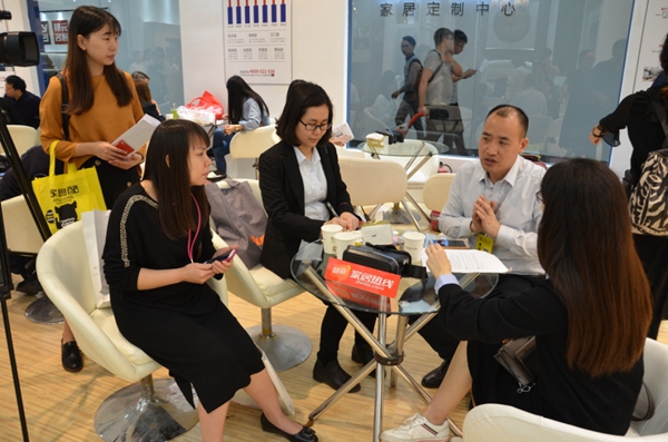 伊百丽英伦风情绽放家居展，4.0无人生产线为品质保驾护航！