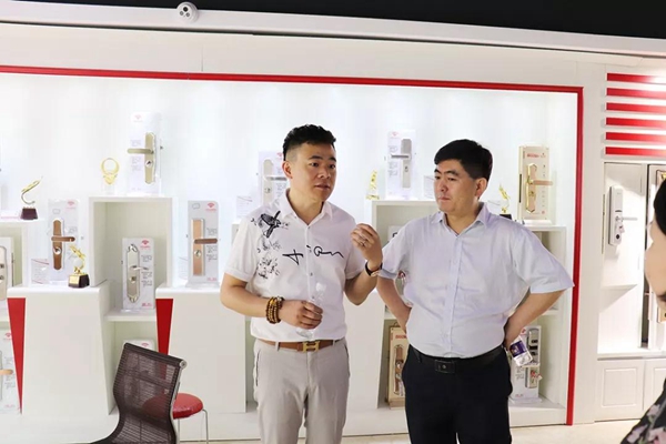 钜士安防登陆新三板上市——2018中国建博葵花奖考察团走访 钜士安防登陆新三板上市——2018中国建博葵花奖考察团走访