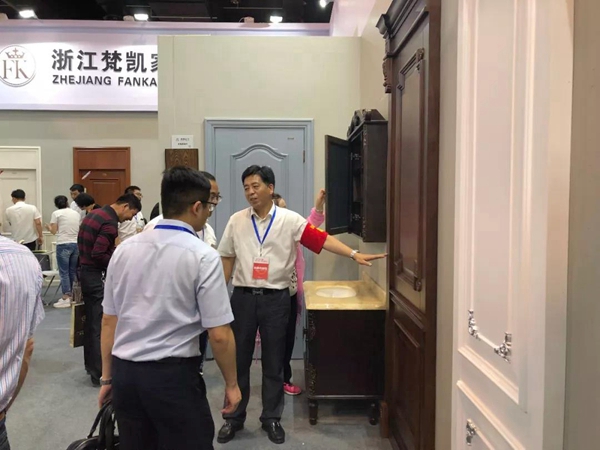 【永康门博】市领导亲临梵凯展厅现场指导,并给出高度赞扬! 【永康门博】市领导亲临梵凯展厅现场指导,并给出高度赞扬!