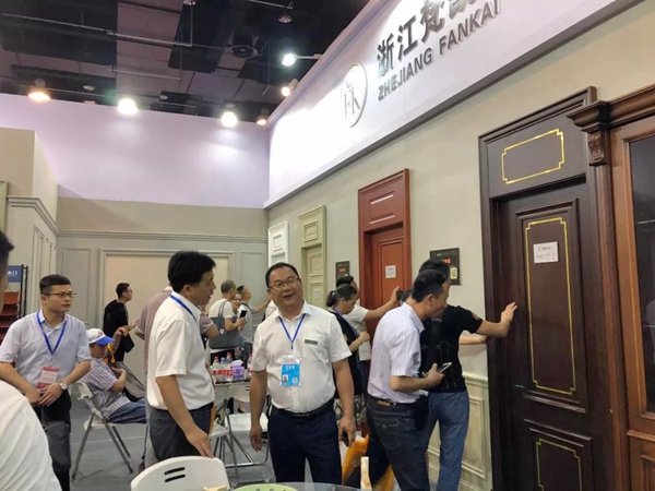 【永康门博】市领导亲临梵凯展厅现场指导,并给出高度赞扬! 【永康门博】市领导亲临梵凯展厅现场指导,并给出高度赞扬!