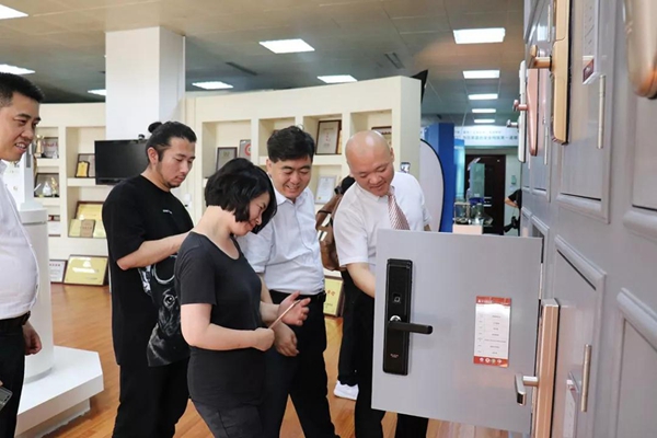 2018中国建博葵花奖考察团走访：王力智能锁、步阳云硕、世茂智能