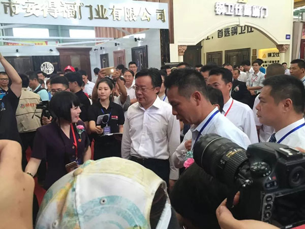 迪邦涂料与门配100联盟联合参加2018茂名第二届全国门窗博览会