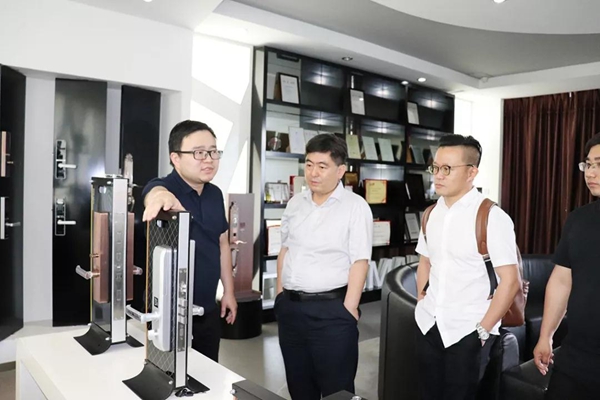 德施曼智能锁:线上、线下遥遥领先的智能锁品牌——2018中国建博葵花奖考察团走访 德施曼智能锁:线上、线下遥遥领先的智能锁品牌——2018中国建博葵花奖考察团走访
