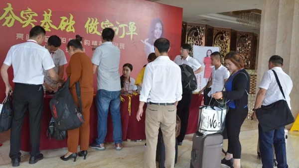 聚势奋进,共创新时代:亮阁门窗导购精英培训班(夯实基础 做实订单)圆满结束! 聚势奋进,共创新时代:亮阁门窗导购精英培训班(夯实基础 做实订单)圆满结束!