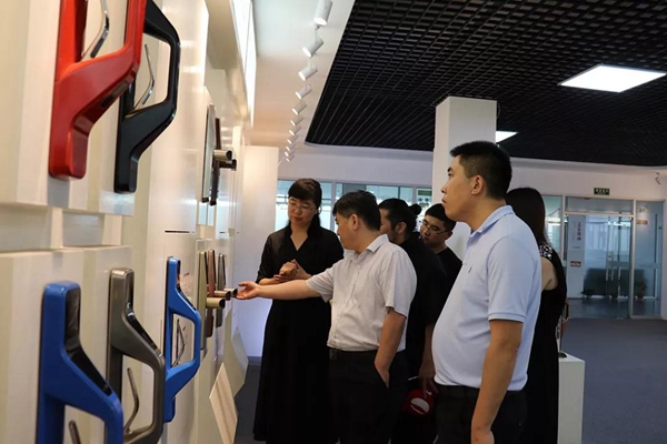 六孚智能锁：大拉手智能锁开创者——2018中国建博葵花奖考察团走访