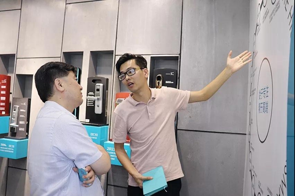 金指码智能锁:一握开智能锁发明者——2018中国建博葵花奖考察团走访 金指码智能锁:一握开智能锁发明者——2018中国建博葵花奖考察团走访