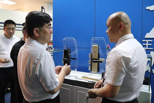 王力智能锁:为安全而生——2018中国建博葵花奖考察团走访 王力智能锁:为安全而生——2018中国建博葵花奖考察团走访