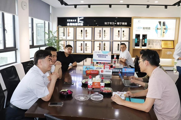 金指码智能锁:一握开智能锁发明者——2018中国建博葵花奖考察团走访 金指码智能锁:一握开智能锁发明者——2018中国建博葵花奖考察团走访