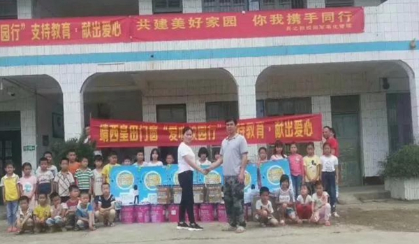 皇田门窗靖西店“爱心校园行”,给山区小孩送温暖,向山区教育献爱心 皇田门窗靖西店“爱心校园行”,给山区小孩送温暖,向山区教育献爱心