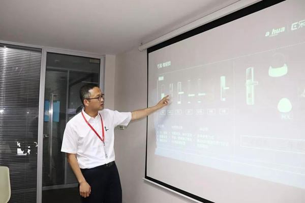 大华乐橙：可视智能门锁引领者——2018中国建博葵花奖考察团走访