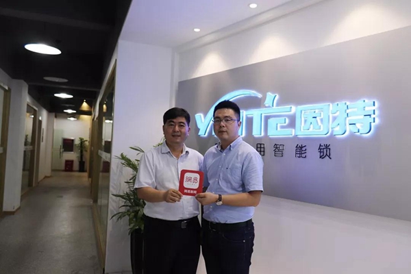 因特首创小滑盖智能锁——2018中国建博葵花奖考察团走访 因特首创小滑盖智能锁——2018中国建博葵花奖考察团走访