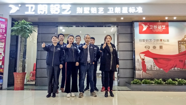 卫朗铝艺明星经销商赵总：加盟好品牌，诚信经营创佳绩
