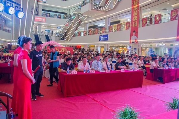 诗尼曼门窗岳阳店在《520超级品牌日》送出49份爱的礼物！