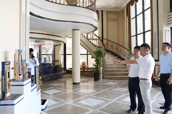 钜士安防登陆新三板上市——2018中国建博葵花奖考察团走访 钜士安防登陆新三板上市——2018中国建博葵花奖考察团走访