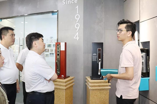金指码智能锁:一握开智能锁发明者——2018中国建博葵花奖考察团走访 金指码智能锁:一握开智能锁发明者——2018中国建博葵花奖考察团走访