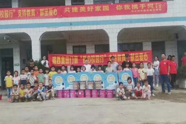 皇田门窗靖西店“爱心校园行”,给山区小孩送温暖,向山区教育献爱心 皇田门窗靖西店“爱心校园行”,给山区小孩送温暖,向山区教育献爱心